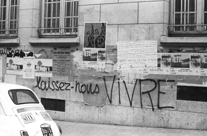 Laissez nous vivre. Graffiti sur un mur. Image d'archive de mai 68
